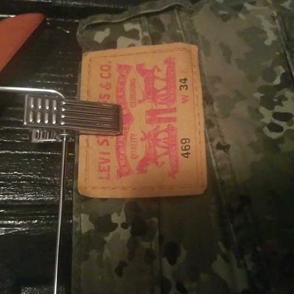 Men's Levi Baggy shorts,; Camouflage Green; Size W34 L12 - Picture 5 of 9